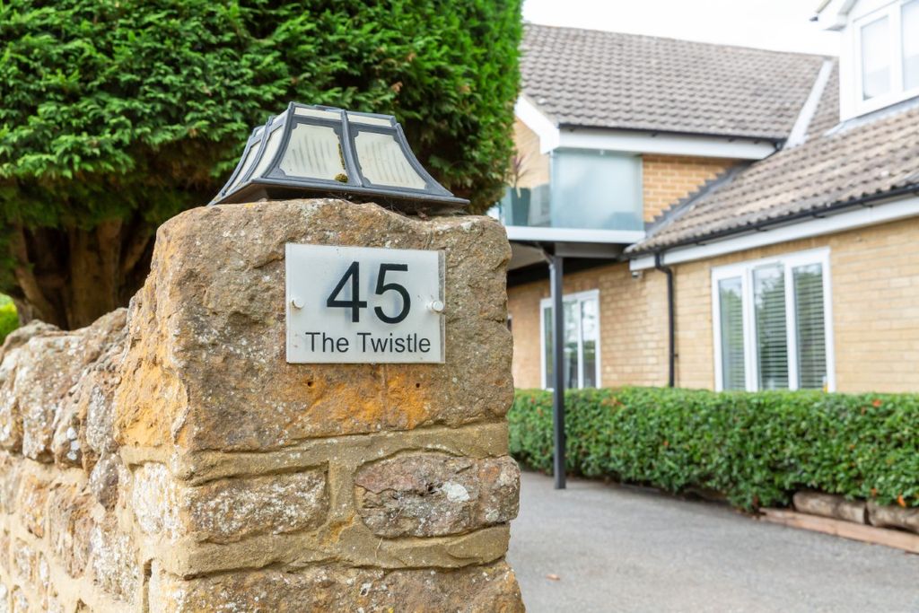 Property photo 2 of 53