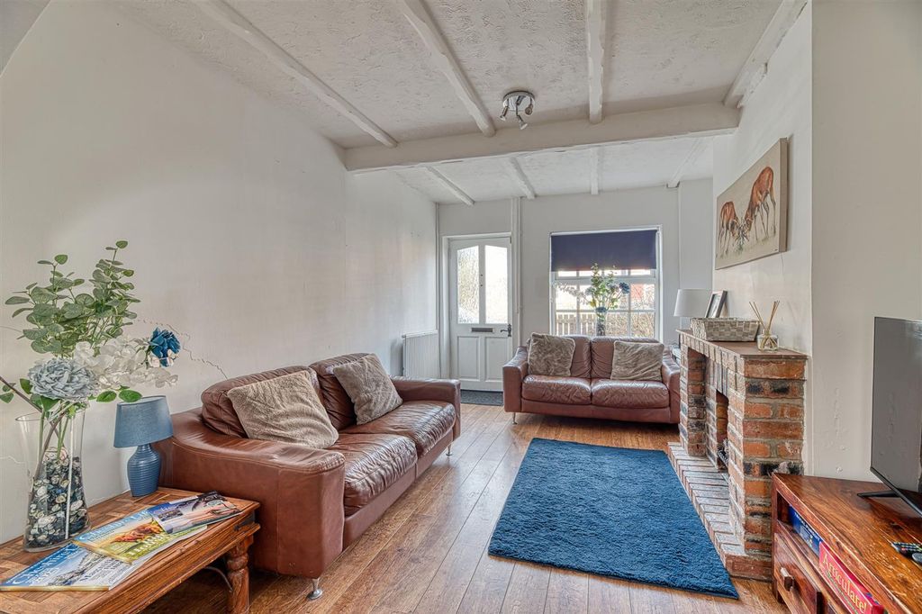 Property photo 3 of 16 Lounge