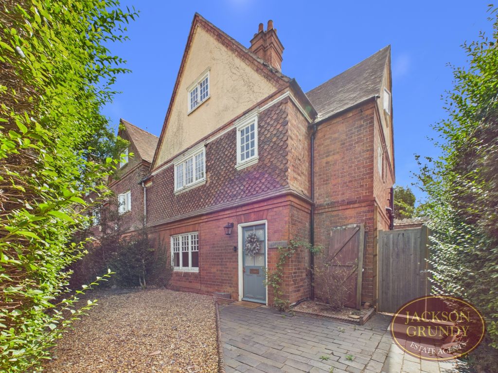 Property photo 2 of 32 Wellingborough Road