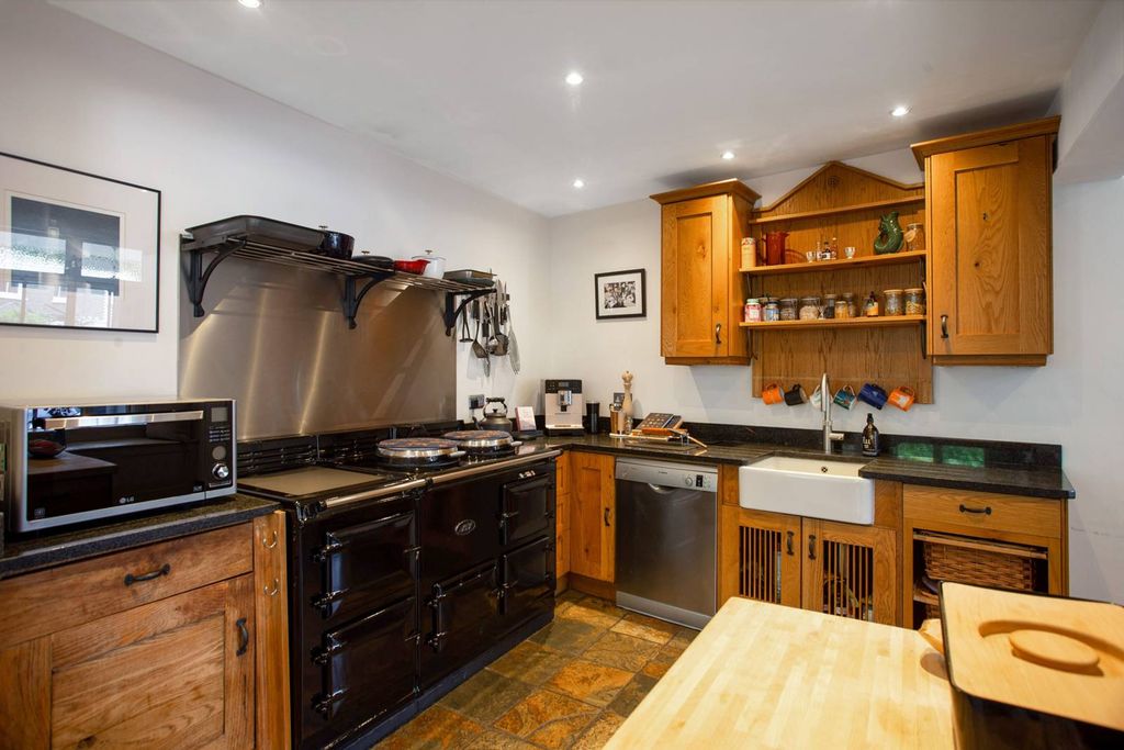 Property photo 3 of 43