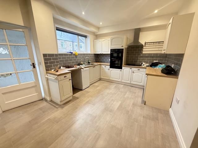 Property photo 3 of 7 Dining Kitchen