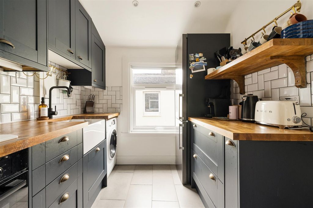 Property photo 3 of 34 Melville Road, E17