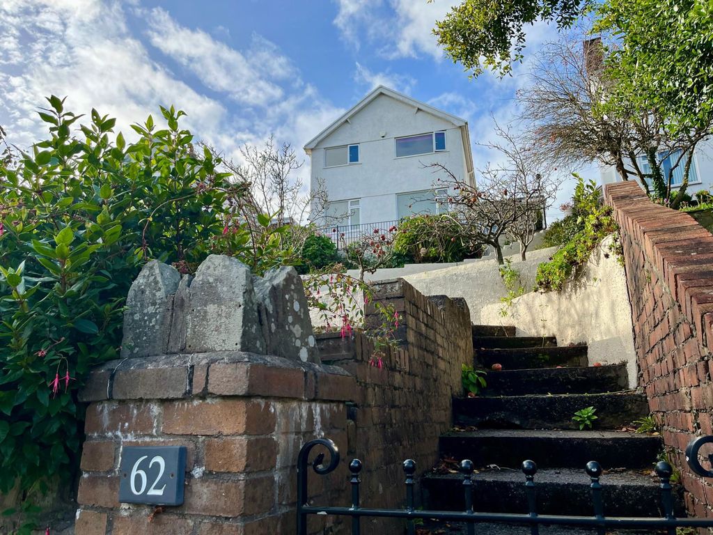 Property photo 2 of 27