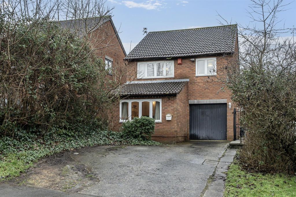 Property photo 1 of 18 Driveway