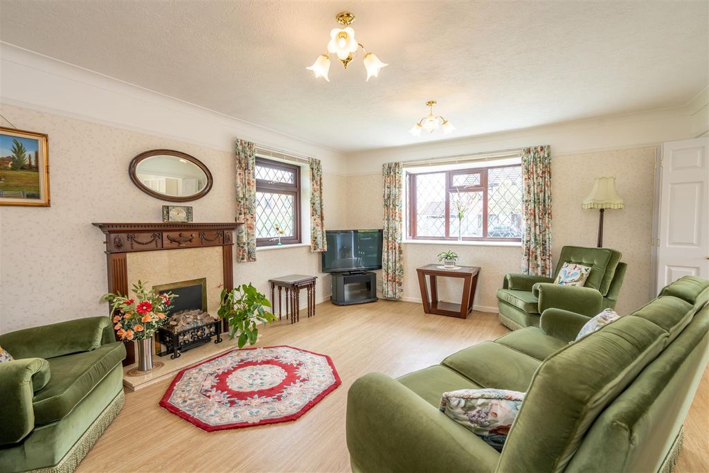 Property photo 2 of 16 Sitting Room.Jpg