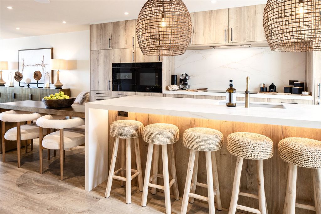 Property photo 3 of 18 Kitchen/Bar