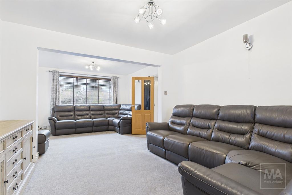 Property photo 2 of 17 Lounge