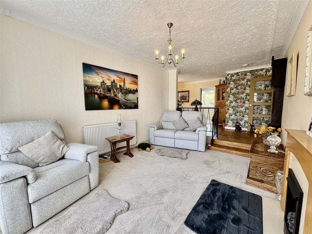 Property photo 2 of 32 Lounge