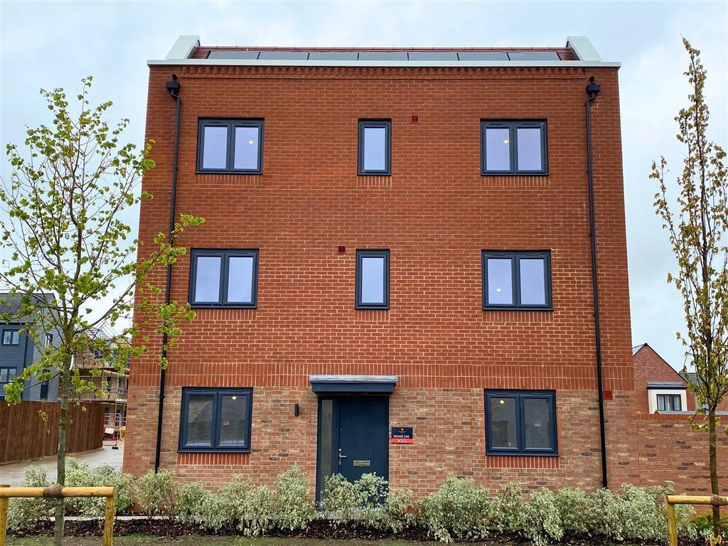 Property photo 1 of 18 Farringdon Ext.Jpg