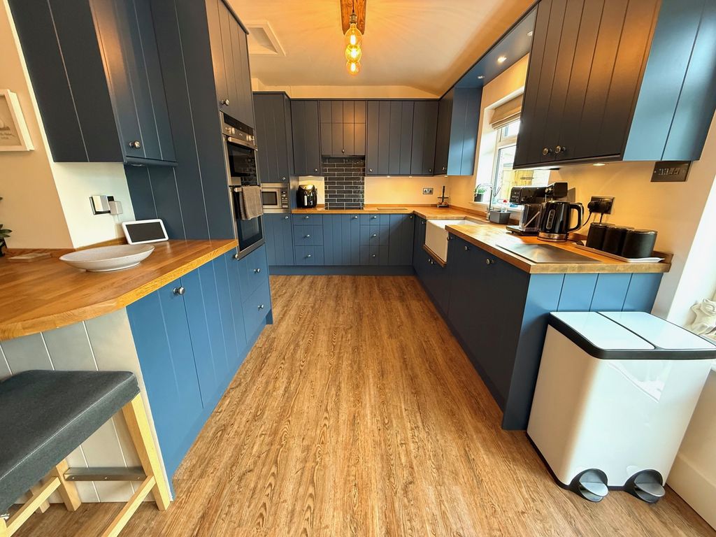 Property photo 2 of 20 Kitchen