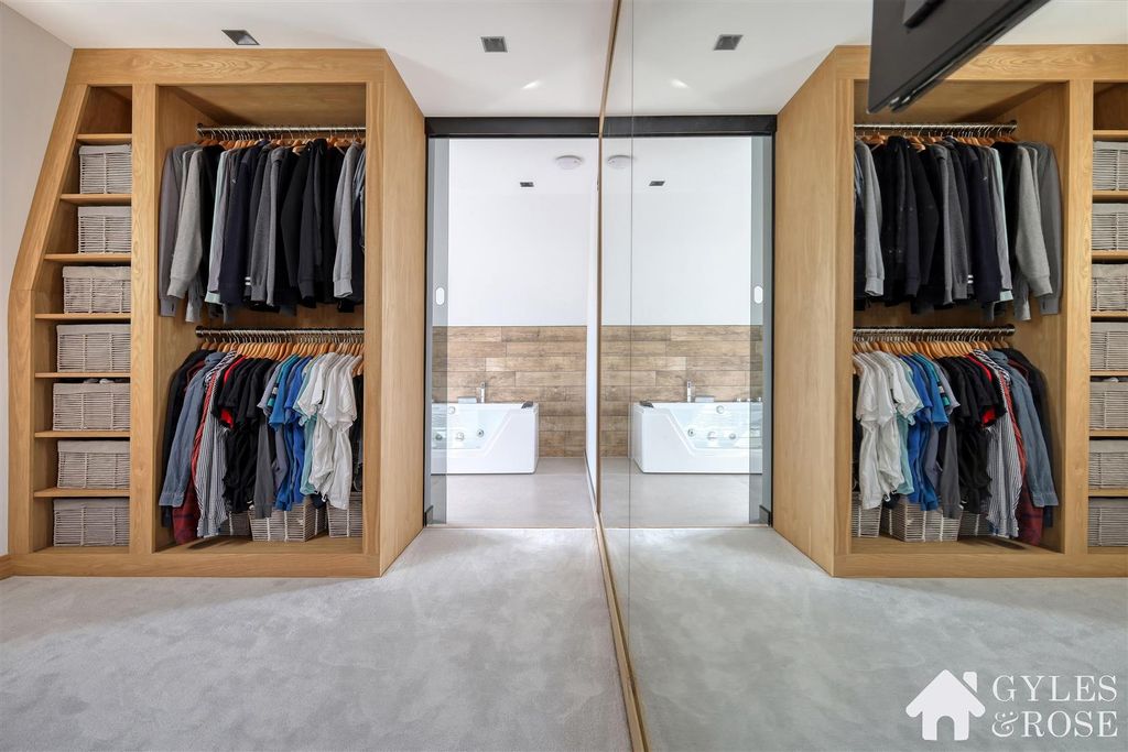Property photo 2 of 30 Dressing Room