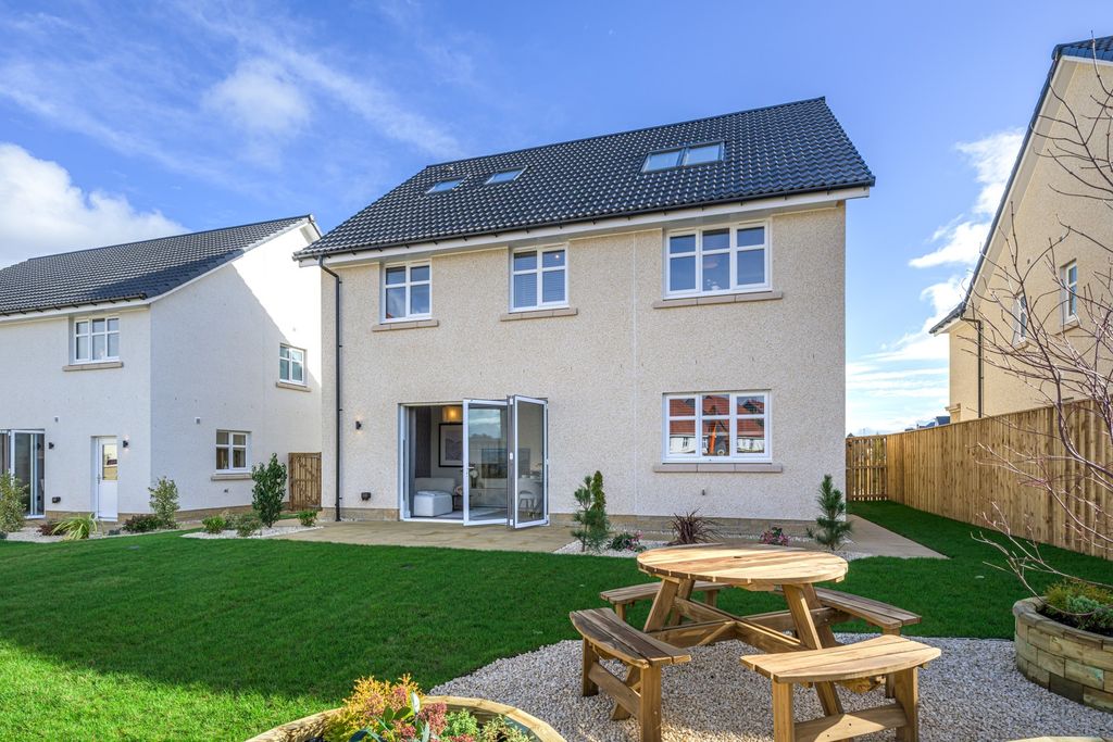 Property photo 2 of 15 Weaver's Brae, Kirkintilloch