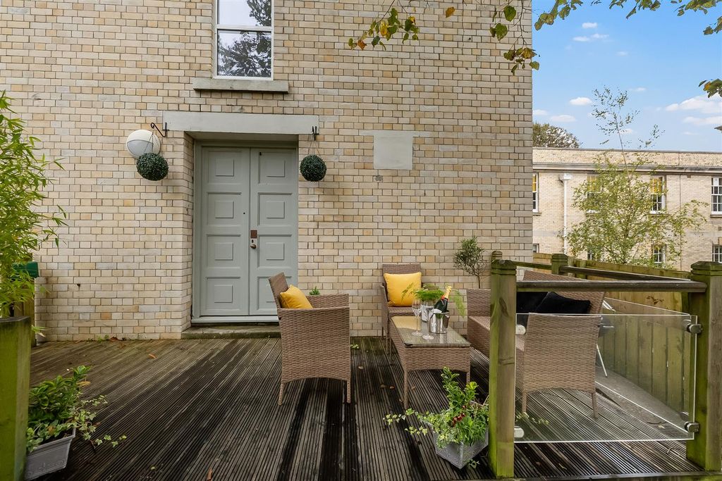 Property photo 1 of 28 Private Garden 2