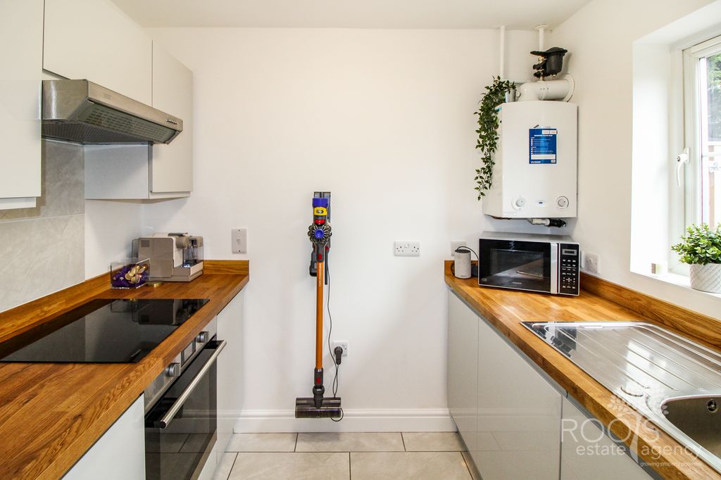 Property photo 3 of 10 Kitchen