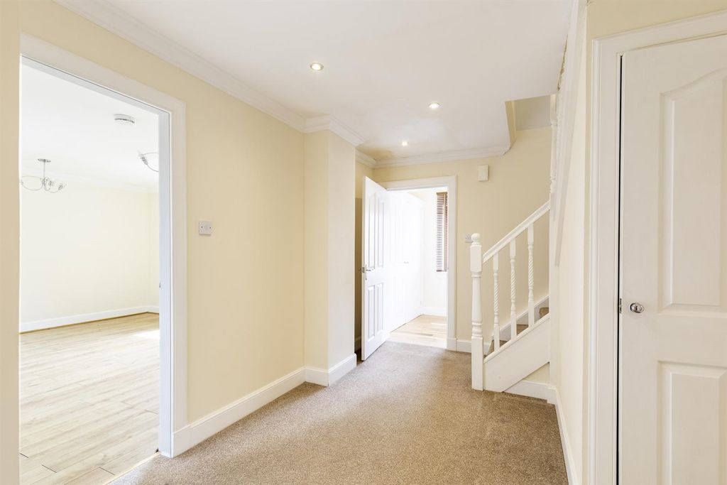 Property photo 3 of 28 Dalriada, Graham Court, Bankfoot - Lr-31.Jpg