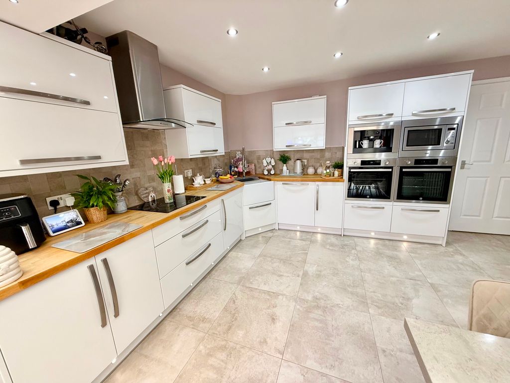 Property photo 2 of 35