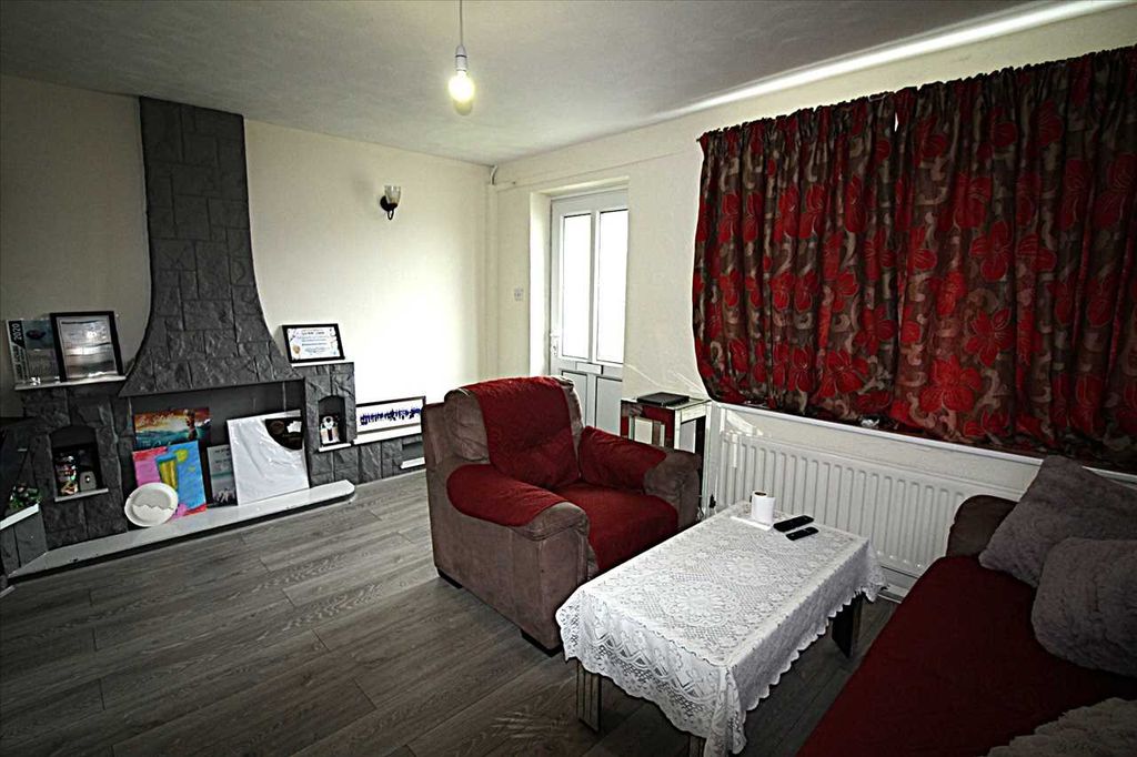Property photo 2 of 8