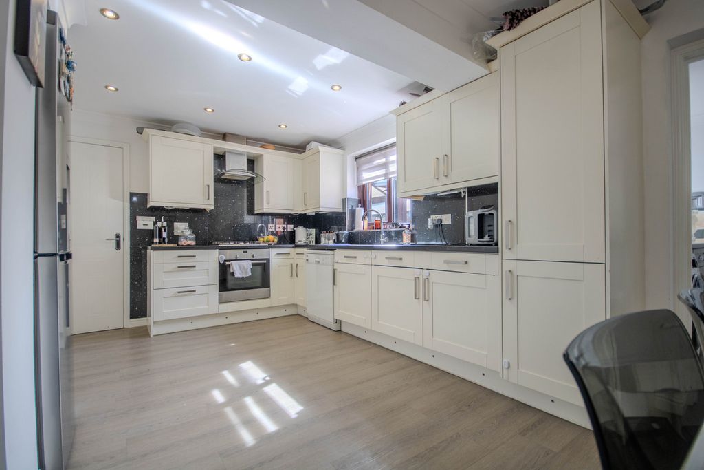 Property photo 3 of 32