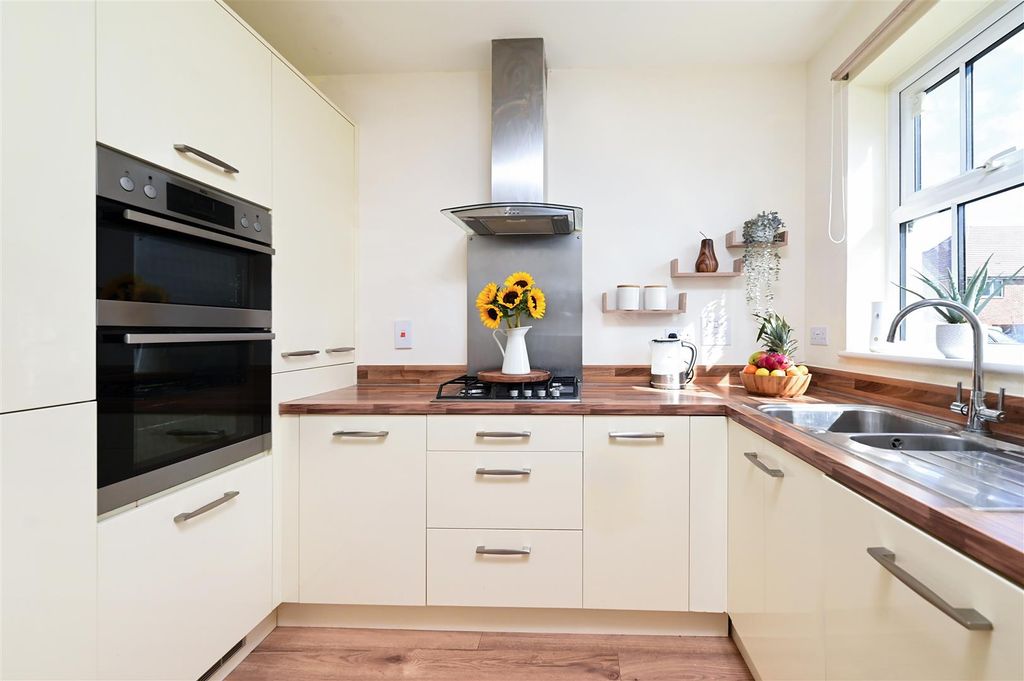 Property photo 3 of 12 Runcie Crescent