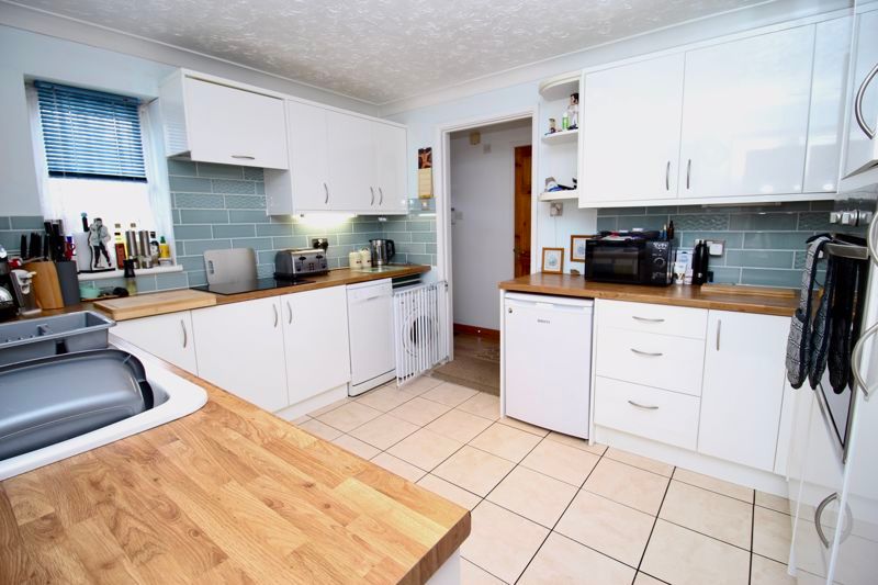 Property photo 3 of 16 Kitchen