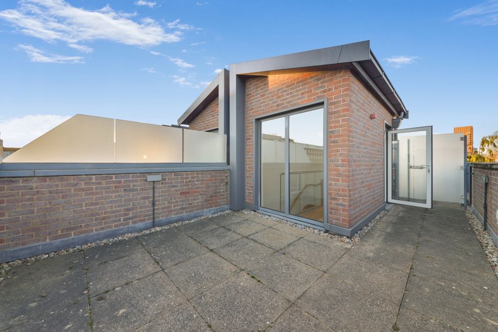 Property photo 3 of 27 Bromyard Avenue