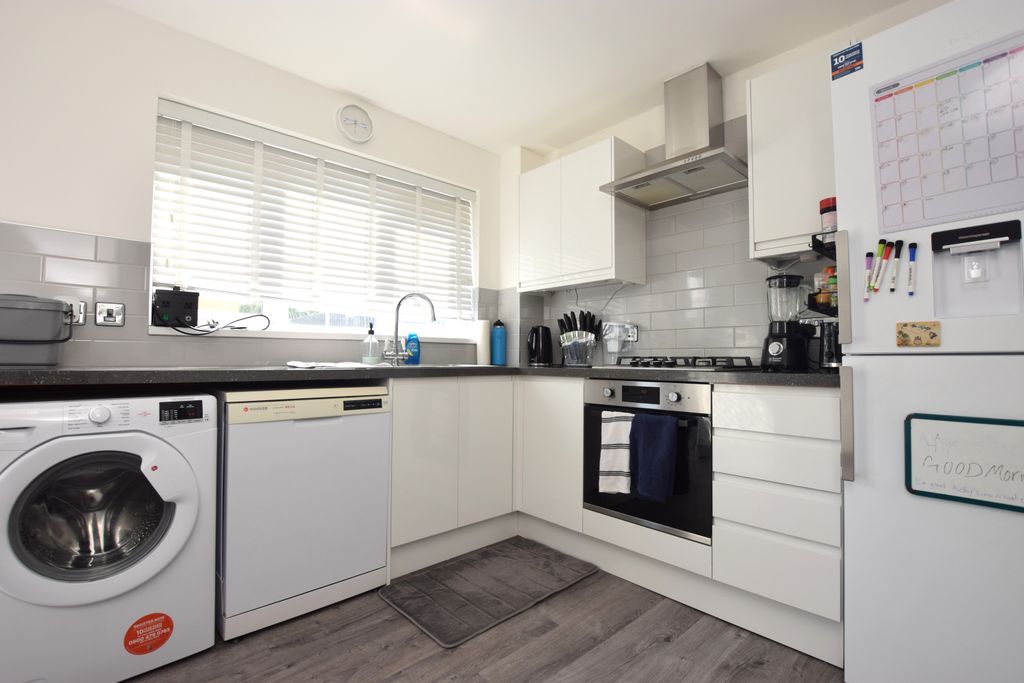Property photo 3 of 9 Kitchen