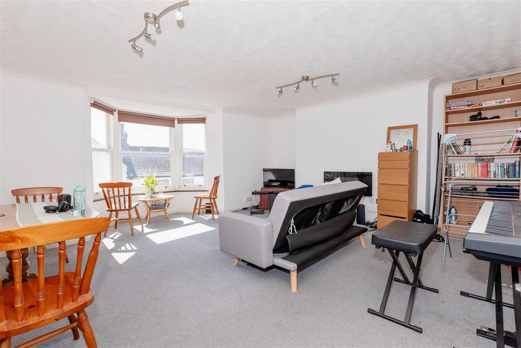 Property photo 3 of 7 Warwick St_3.Jpg
