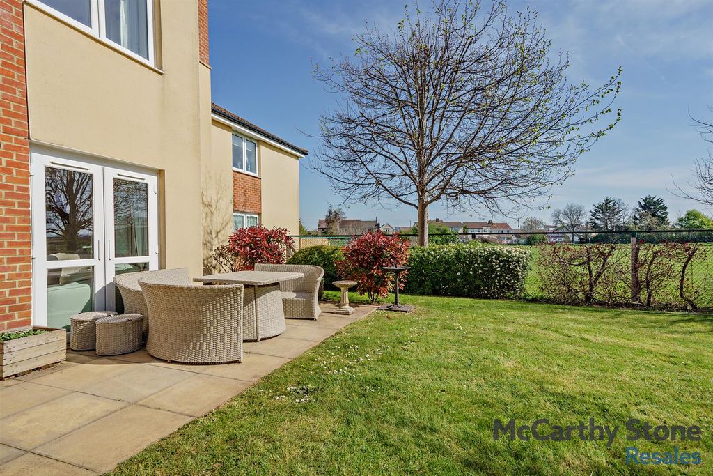 Property photo 2 of 18 Communal Gardens