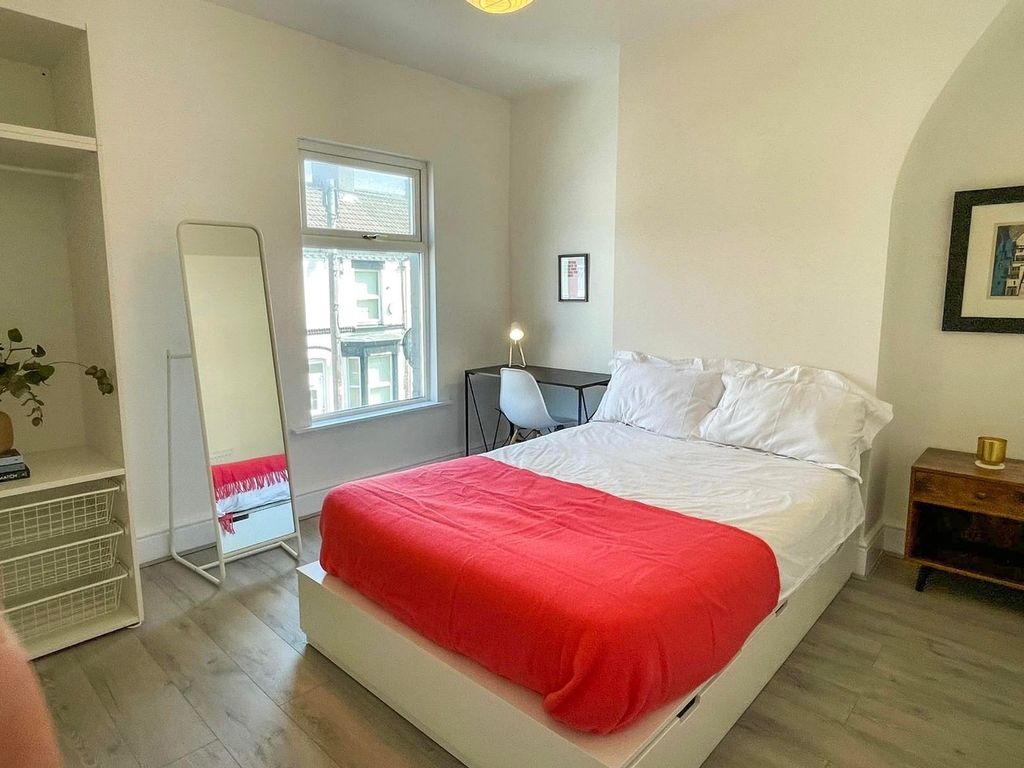 Property photo 1 of 12 A Spacious And Bright Large Double Bedroom Featuri...