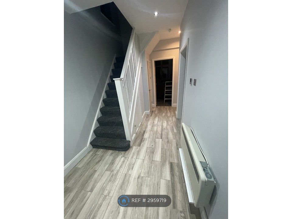 Property photo 2 of 11 Hallway