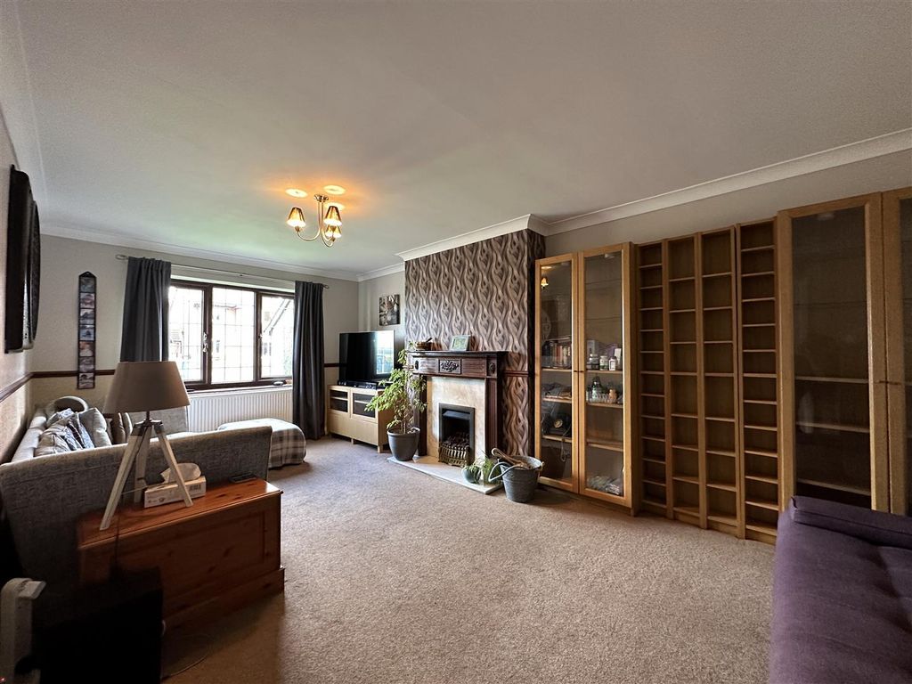 Property photo 2 of 18 Lounge