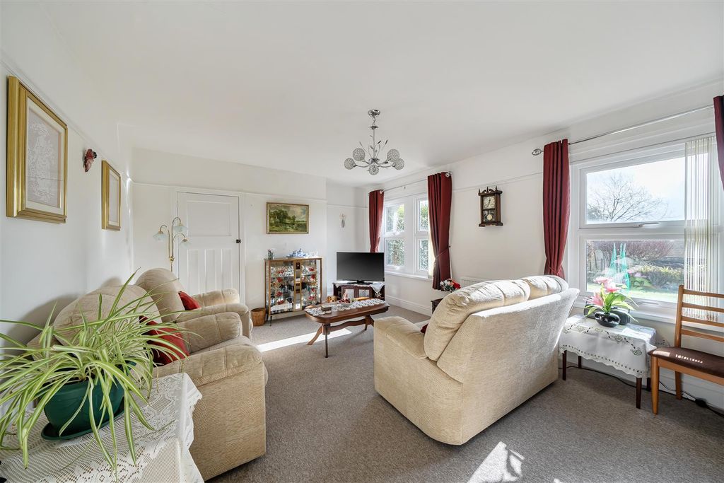 Property photo 3 of 15 Lounge