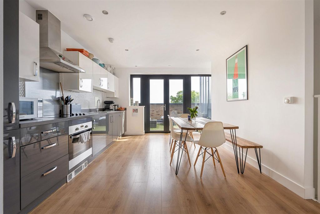 Property photo 2 of 29 Parade Gardens, E4