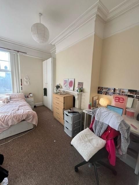 Property photo 1 of 36 Bright, Well-Kept Double Bedroom With High Ceiling...