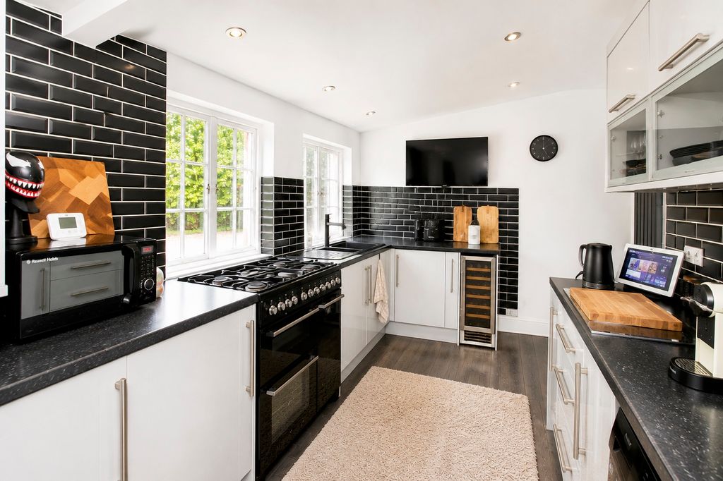 Property photo 3 of 18 Kitchen 2.Jpg