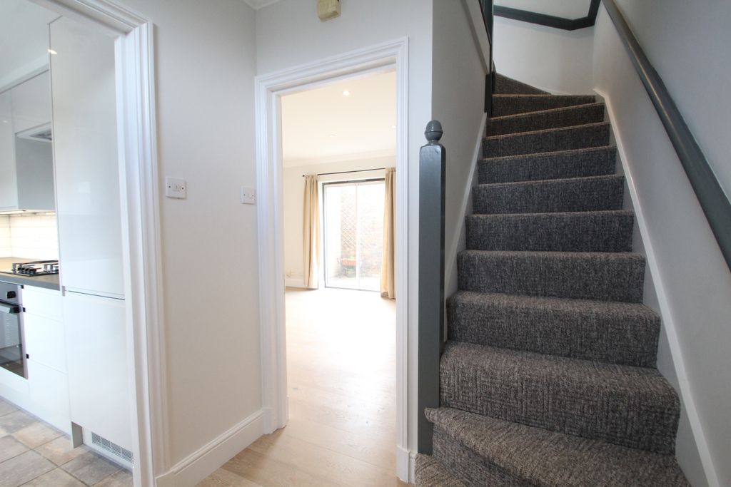 Property photo 3 of 9 Photo 02