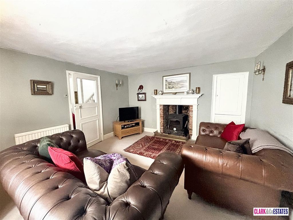 Property photo 3 of 22 Lounge