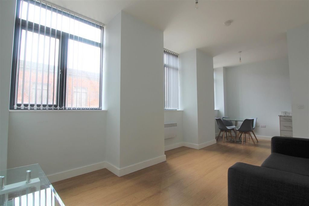 Property photo 2 of 10 Living Space