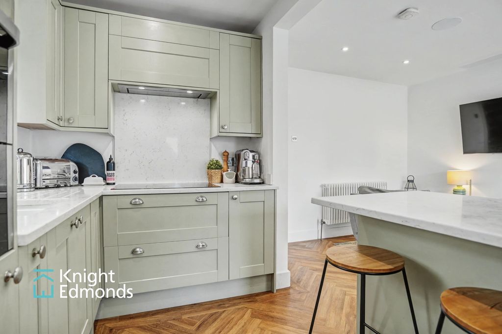 Property photo 2 of 28