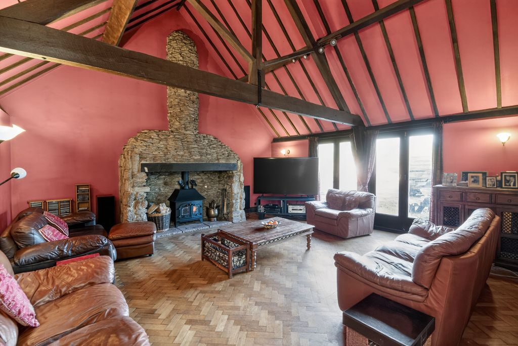 Property photo 2 of 39 Lounge