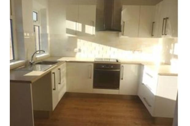 Property photo 2 of 11 Clean And Bright Kitchen Area