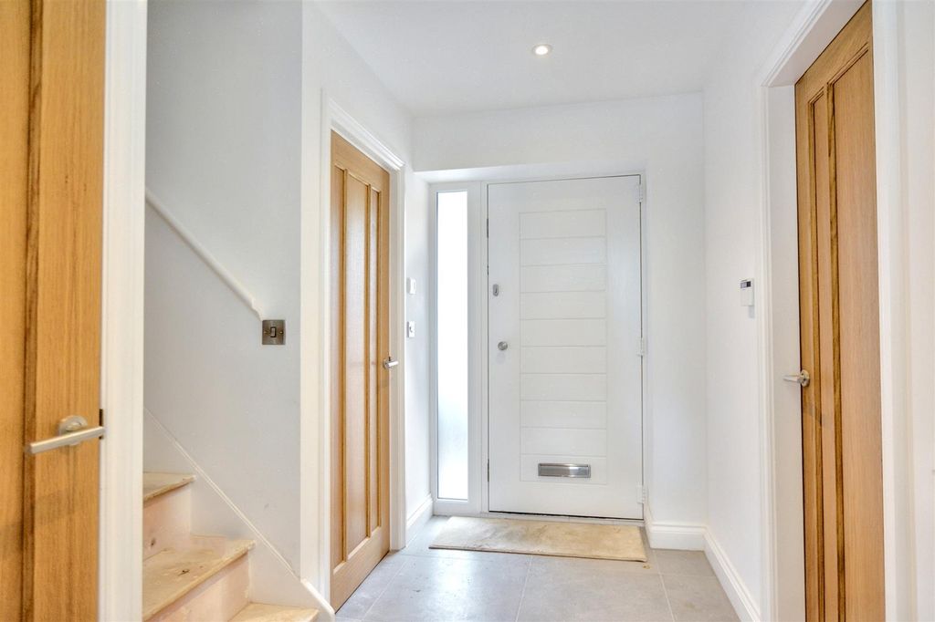 Property photo 2 of 31 Entrance Hall_1.Jpeg