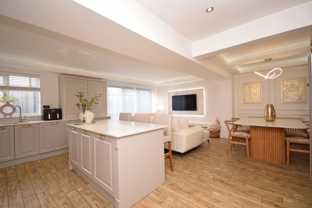 Property photo 2 of 40