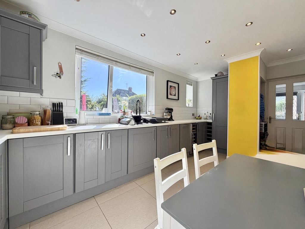 Property photo 3 of 19 Kitchen