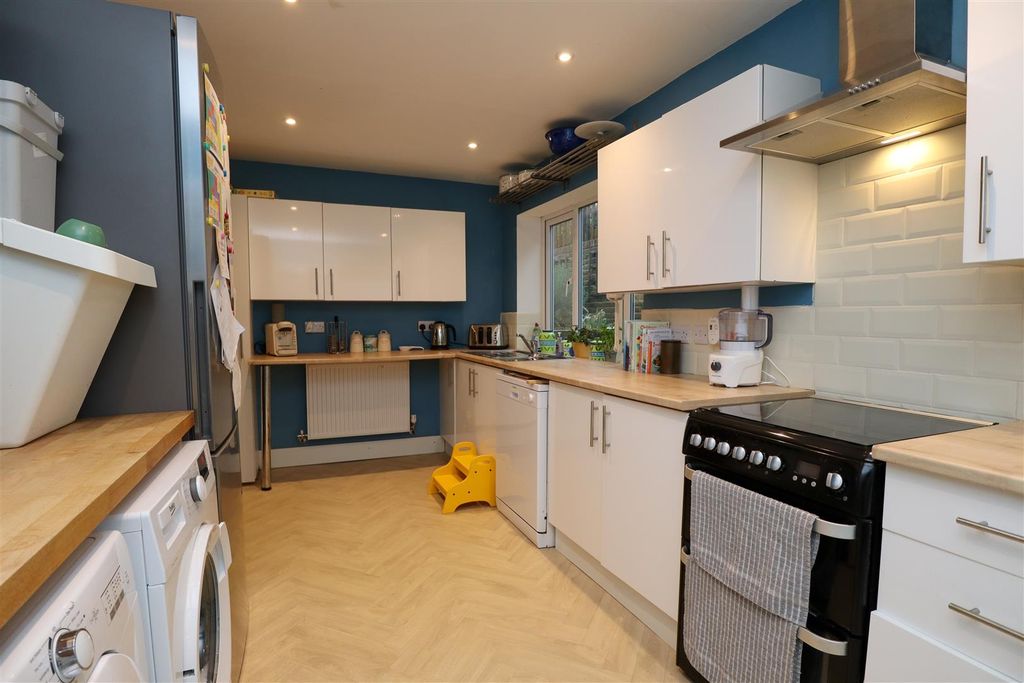 Property photo 2 of 11 Kitchen