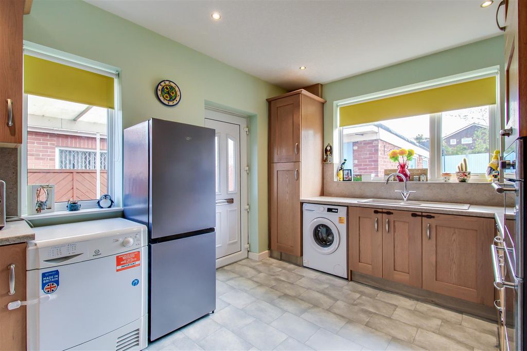 Property photo 3 of 14 Kitchen