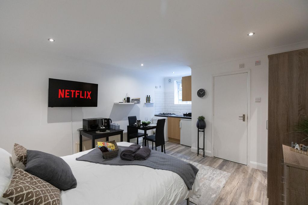 Property photo 1 of 20 Bedroom