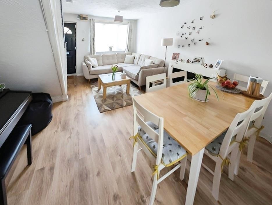 Property photo 2 of 12 c25Cf80B-Lounge.Jpg