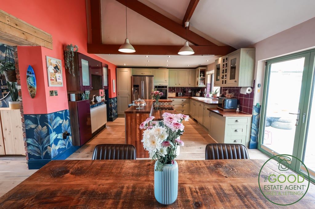 Property photo 3 of 28