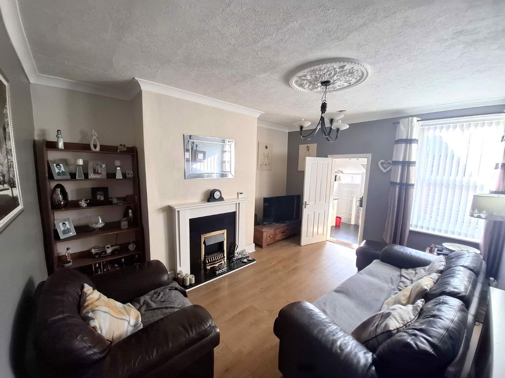 Property photo 2 of 22 Living Room 15'8 x 12'11